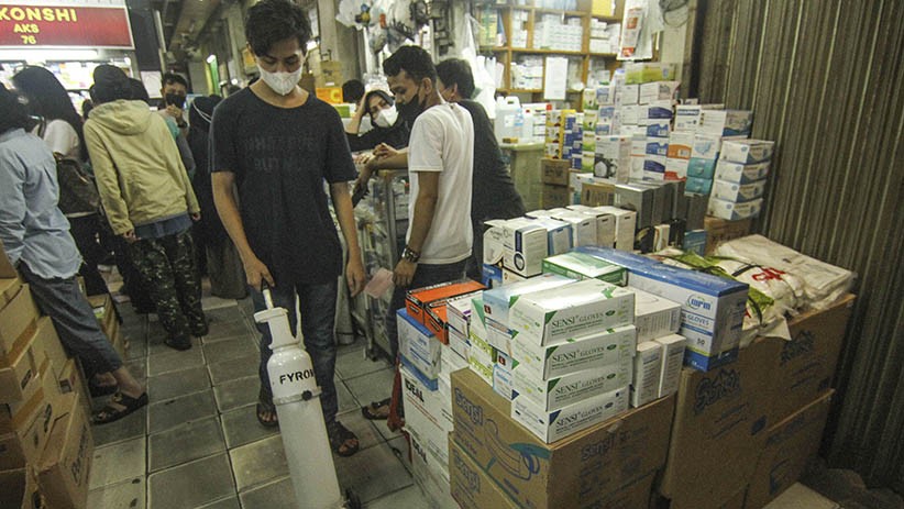 Penjualan Tabung Oksigen dan Vitamin di Pasar Pramuka Meningkat - Bagian 1