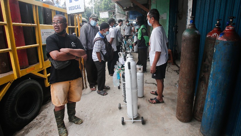Suasana Antrean Panjang Isi Ulang Oksigen Medis di Manggarai - Bagian 2