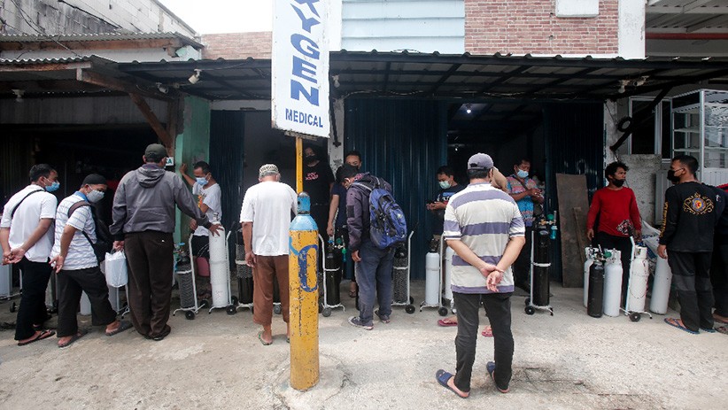Suasana Antrean Panjang Isi Ulang Oksigen Medis di Manggarai - Bagian 3