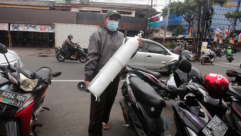 Suasana Antrean Panjang Isi Ulang Oksigen Medis di Manggarai - Bagian 4