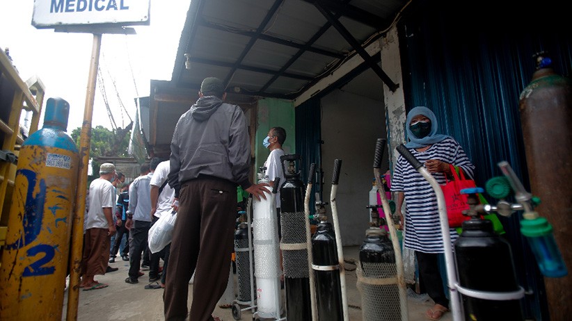Suasana Antrean Panjang Isi Ulang Oksigen Medis di Manggarai - Bagian 6