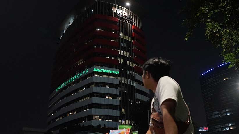 Aktivis Tembakkan Laser Save KPK ke Gedung Merah Putih - Bagian 2