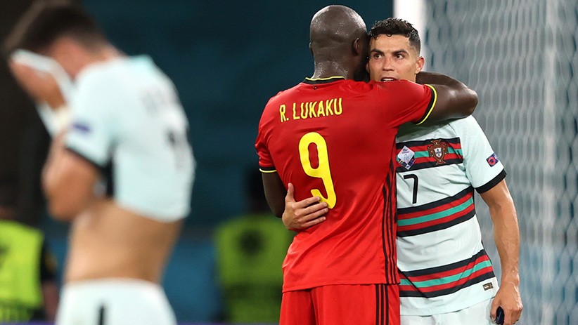 Ekspresi Ronaldo Banting Ban Kapten usai Portugal Tersingkir dari Euro 2020 - Bagian 4