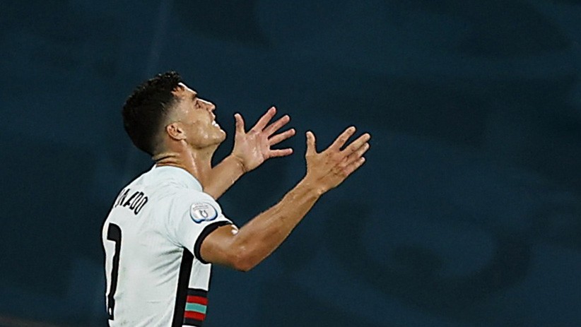 Ekspresi Ronaldo Banting Ban Kapten usai Portugal Tersingkir dari Euro 2020 - Bagian 3