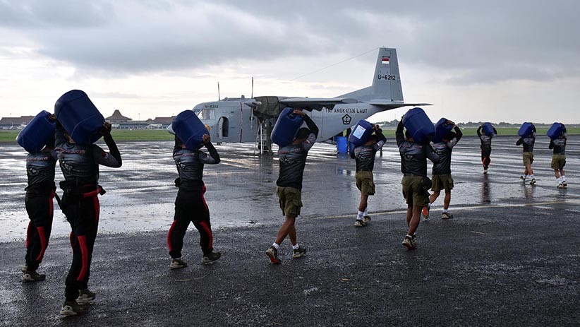 TNI Semprot Kota Surabaya dan Madura dengan Disinfektan dari Ketinggian 500 Kaki - Bagian 5