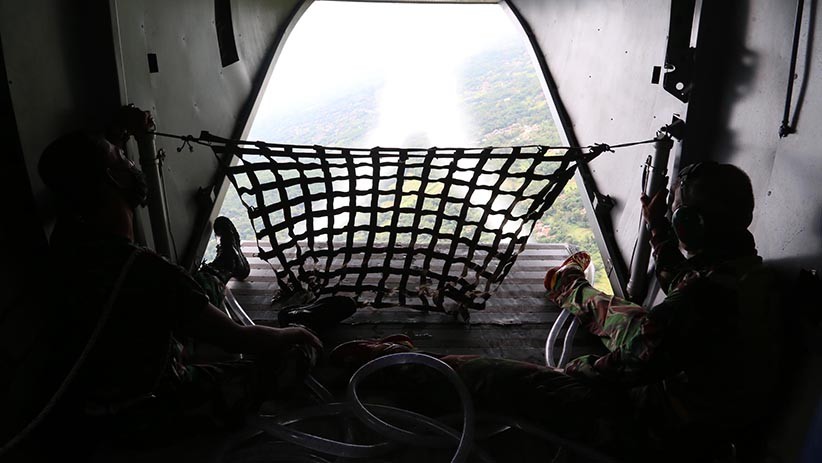 TNI Semprot Kota Surabaya dan Madura dengan Disinfektan dari Ketinggian 500 Kaki - Bagian 2