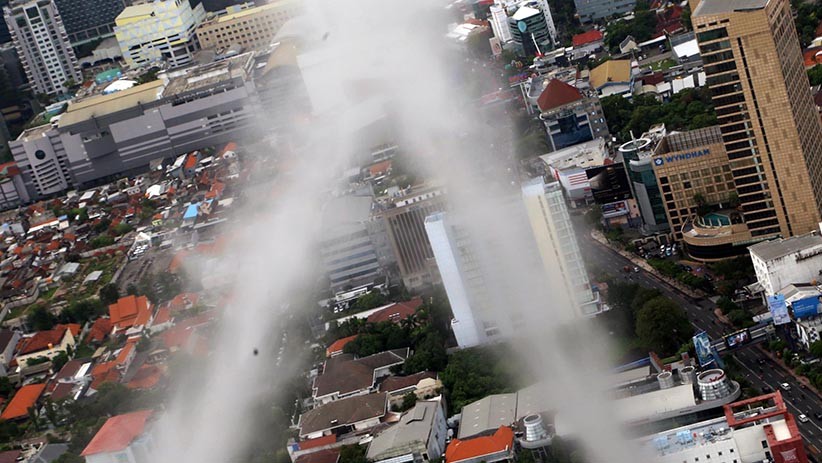 TNI Semprot Kota Surabaya dan Madura dengan Disinfektan dari Ketinggian 500 Kaki - Bagian 3