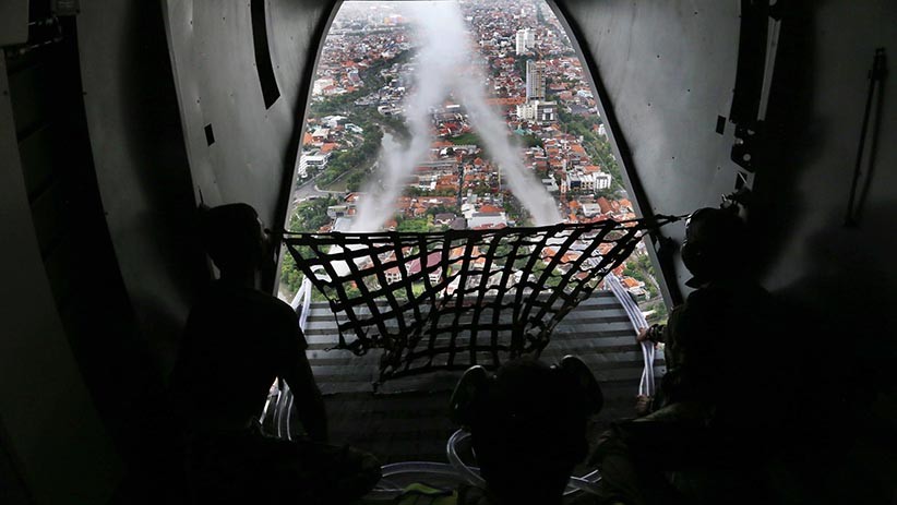 TNI Semprot Kota Surabaya dan Madura dengan Disinfektan dari Ketinggian 500 Kaki - Bagian 1