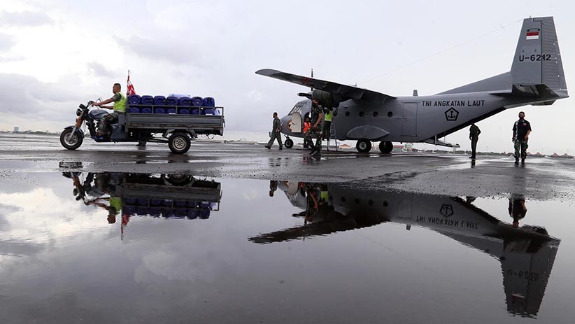TNI Semprot Kota Surabaya dan Madura dengan Disinfektan dari Ketinggian 500 Kaki - Bagian 6