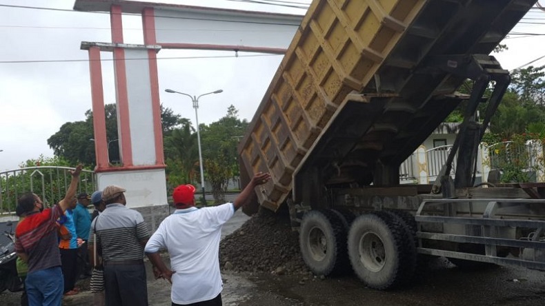 title 24 Mantan Anggota Dewan di Mimika Blokir Jalan, Tuntut Diaktifkan Kembali 24 Mantan Anggota Dewan di Mimika Blokir Jalan, Tuntut Diaktifkan Kembali