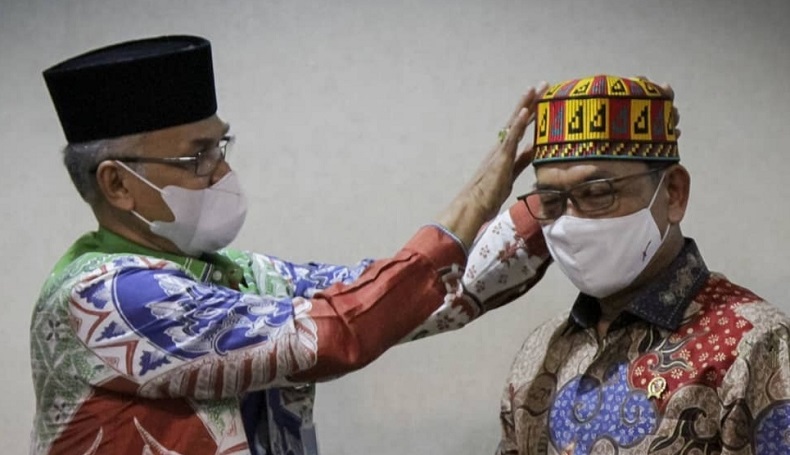 Moeldoko Dipakaikan Kopiah Tenun Khas Bireuen 