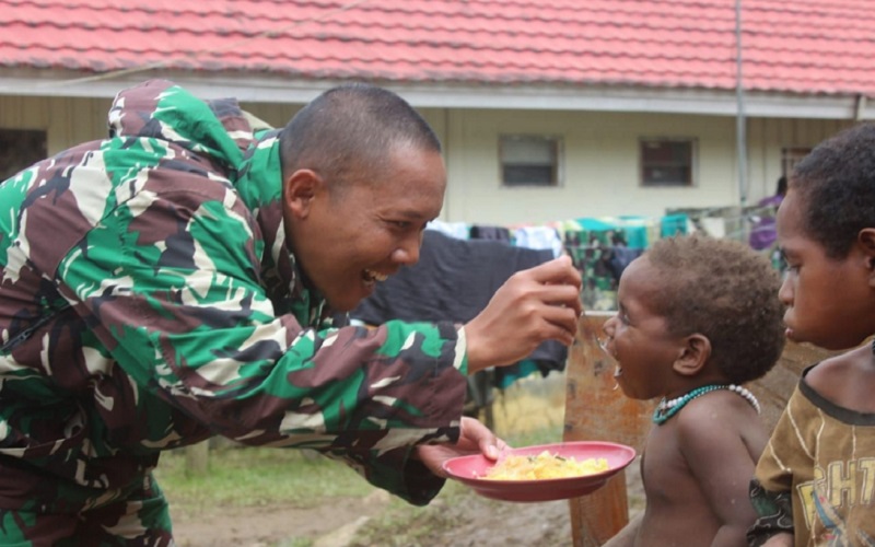 Satgas Yonif 310 Kidang Kencana Bagikan Nasi Kuning Khas Sunda ke Warga Mbua Papua
