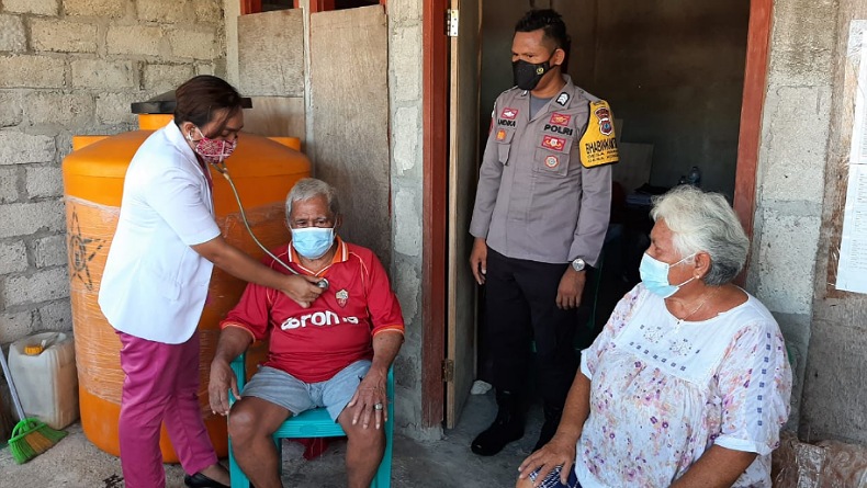 Polisi di Talaud Ini Inisiasi Klinik Bhabinkamtibmas Bergerak untuk Warga Lansia
