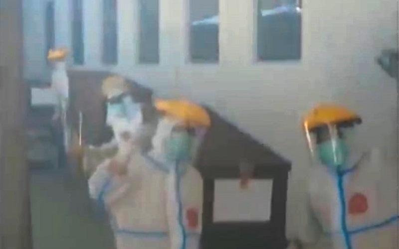 Viral Video Nakes RS Cibabat Cimahi Bawa 5 Peti Berisi Jenazah Pasien Covid-19