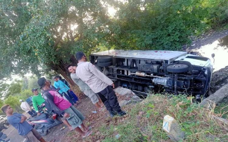 Hindari Anjing, Truk Oleng Masuk Parit di Sumbawa