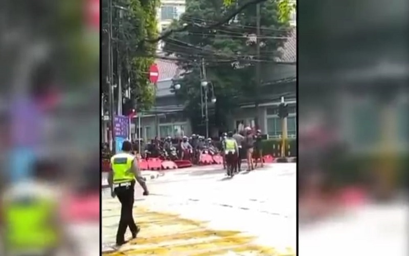 title Pemotor Terobos Pembatas Jalan di Kota Bandung, Saksi Mata: Katanya dari Ormas Pemotor Terobos Pembatas Jalan di Kota Bandung, Saksi Mata: Katanya dari Ormas