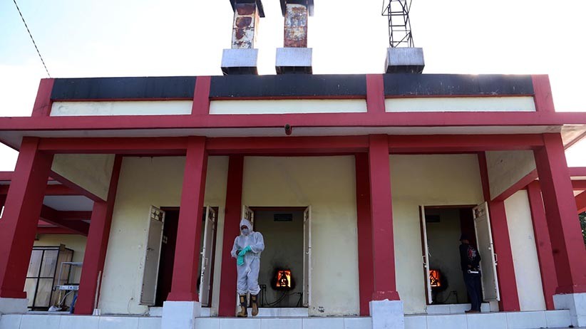 Jenazah Berdatangan ke Krematorium Keputih, Tungku Pembakaran Terus Menyala - Bagian 3