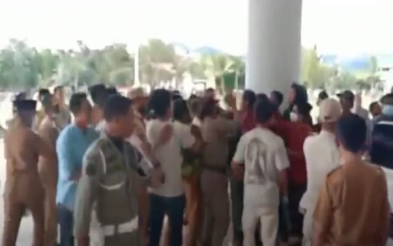 Aksi Demo Kades se-Kabupaten Dompu Berakhir Ricuh