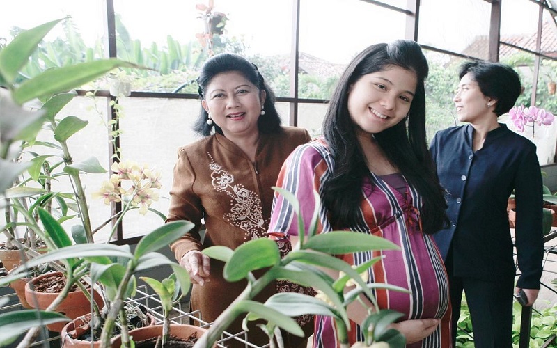 Annisa Pohan Unggah Foto Hamil Besar Ditemani Bu Ani, Netizen: Mertua dan Menantu Teladan
