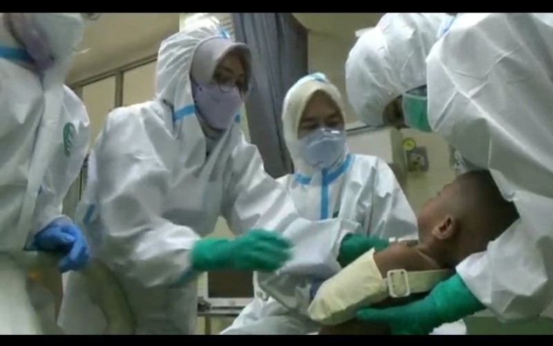 title Anak 3 Tahun Dibawa Tetangga ke Rumah Sakit, Dokter dan Polisi Kaget Penuh Luka Lebam Anak 3 Tahun Dibawa Tetangga ke Rumah Sakit, Dokter dan Polisi Kaget Penuh Luka Lebam