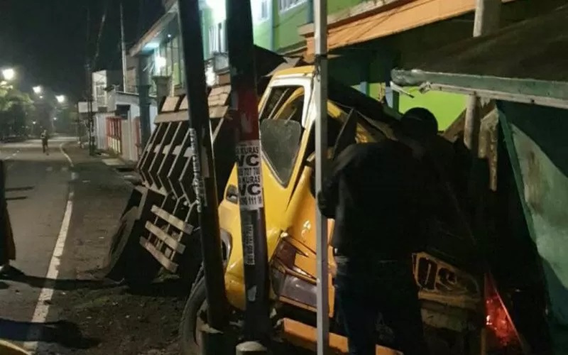 Oleng, Dam Truk Tabrak Pagar Sekolah di Loteng