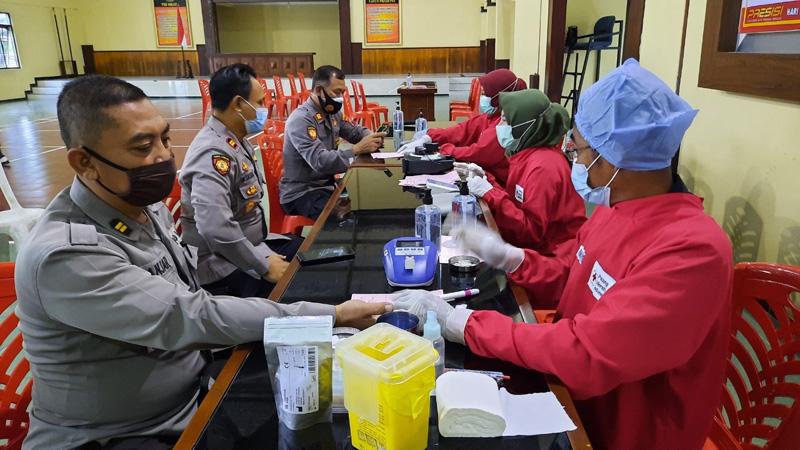 Penuhi Kebutuhan Darah Masyarakat Magelang, Puluhan Polisi Donor Darah