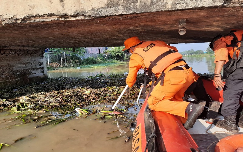 Bocah Tenggelam saat Cari Tutut, Tim SAR Sisir Irigasi Tarum Timur Karawang
