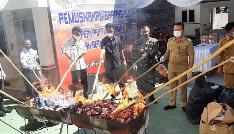 Kejari Bangka Musnahkan Rokok Ilegal, Narkoba dan Senjata Api