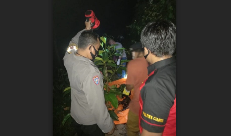 title Gempar! Warga Ciamis Temukan Kerangka Manusia Terjerat Kabel di Pohon Gempar! Warga Ciamis Temukan Kerangka Manusia Terjerat Kabel di Pohon