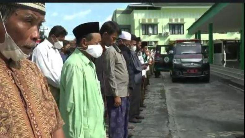 Ribuan Warga Hadiri Pemakaman Ayah Bupati Demak 