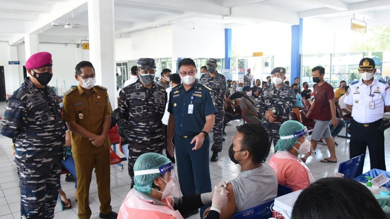 TNI AL Gencarkan Serbuan Vaksin kepada Masyarakat Maritim di Pelabuhan Bitung