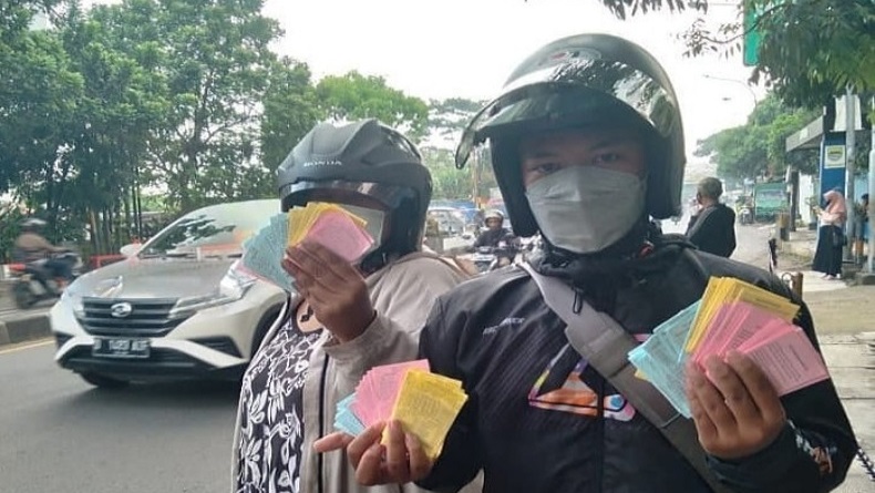 Diduga Kertas Togel Berserakan di Depan Gedung Sate Bandung, koq Bisa