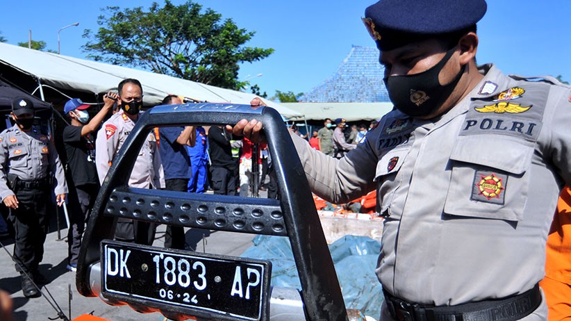 Barang-Barang KMP Yunicee Ditemukan, Ada Kartu Identitas hingga Onderdil Mobil - Bagian 2