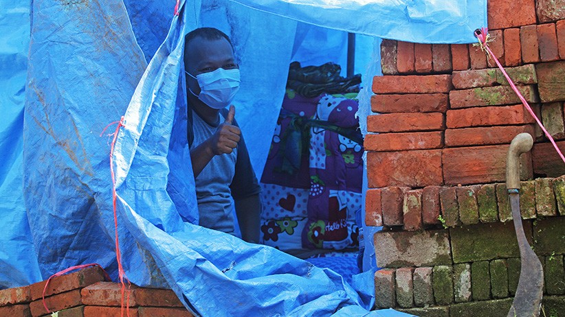 Isolasi Mandiri, Warga Indramayu Dirikan Tenda Terpal - Bagian 1