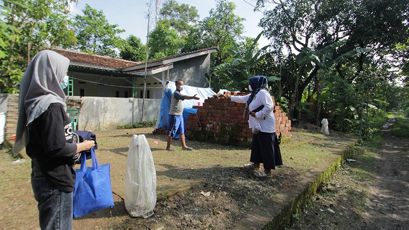 Isolasi Mandiri, Warga Indramayu Dirikan Tenda Terpal - Bagian 2