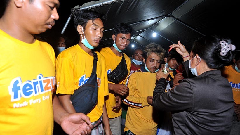 Penumpang KMP Yunicee Selamat Jalani Ritual saat Tiba di Pelabuhan Gilimanuk - Bagian 2