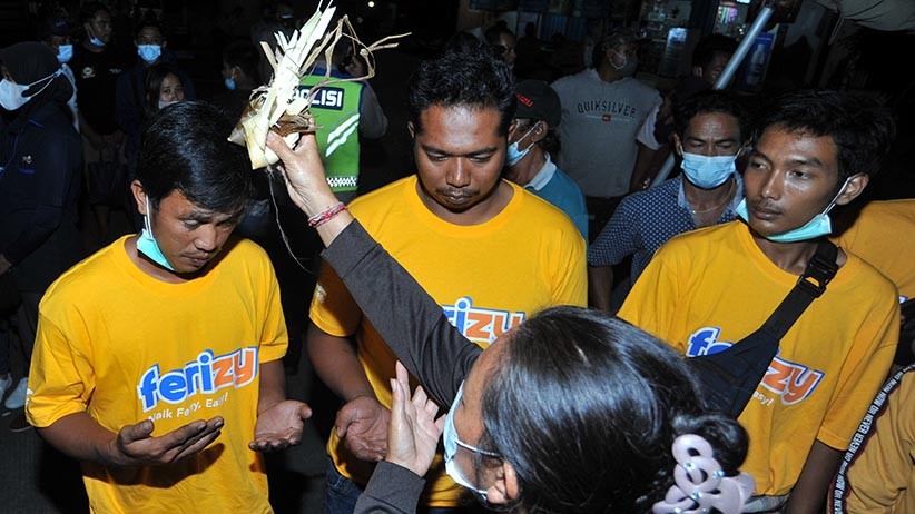 Penumpang KMP Yunicee Selamat Jalani Ritual saat Tiba di Pelabuhan Gilimanuk - Bagian 3