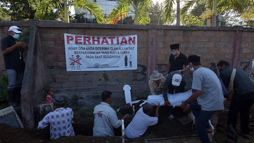 Suasana Haru Pemakaman Kakak Beradik Korban KMP Yunicee Tenggelam - Bagian 2