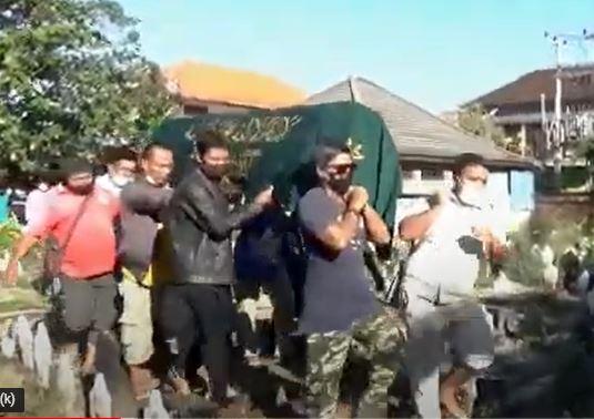 Kakak Adik Korban Tenggelamnya KMP Yunicee Dimakamkan, Diiringi Isak Tangis Keluarga