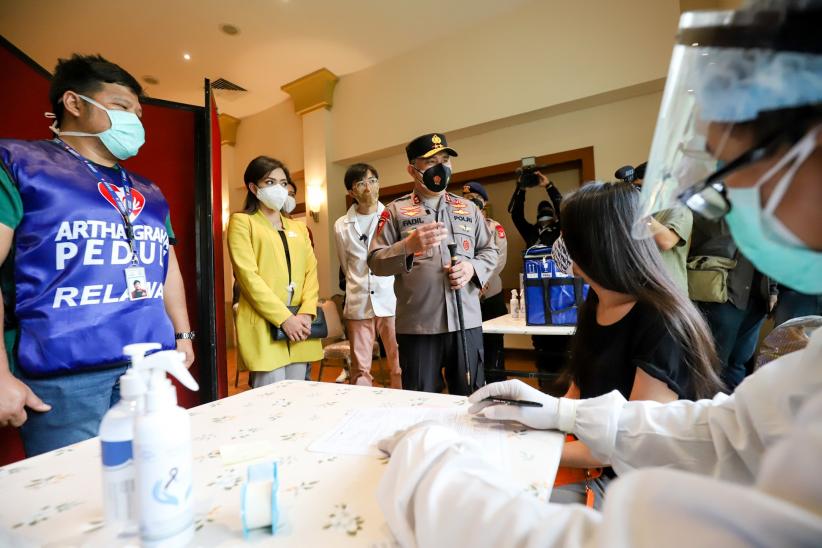 Kapolda Metro Jaya Tinjau Proses Vaksinasi - Bagian 1