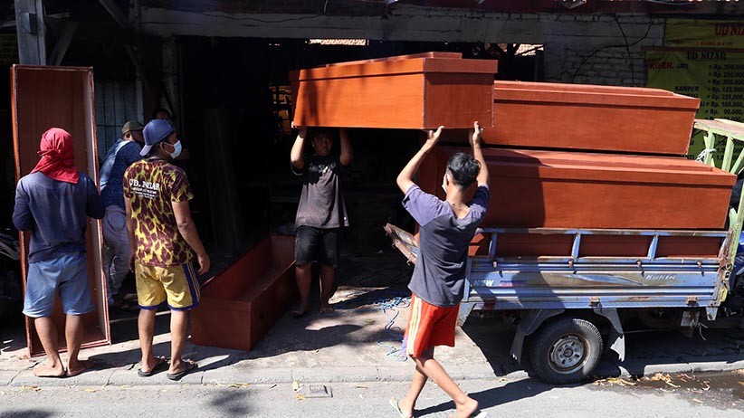 Perajin Kayu Kewalahan Banyak Pesanan Peti Mati Khusus Jenazah Covid - Bagian 1