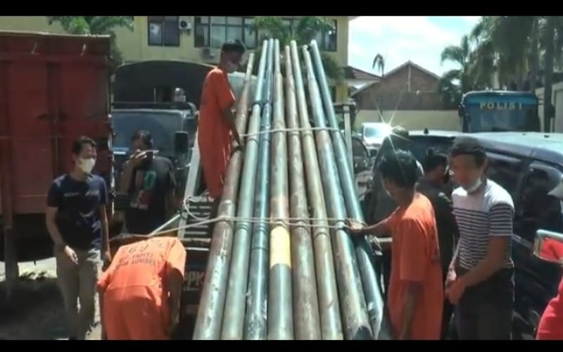 Pakai Rompi Bertuliskan Dinas PU, 6 Pria di Palembang Curi Tiang Telepon 