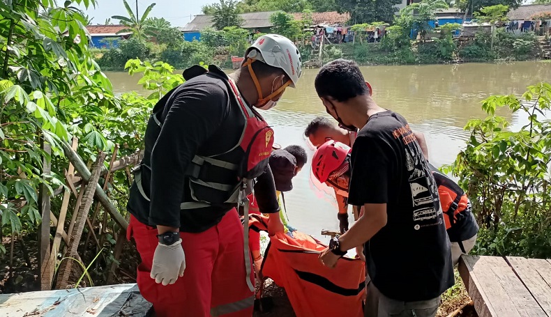 title Jasad Remaja Terjatuh ke Sungai di Karawang Ditemukan 600 Meter dari Lokasi Awal Jasad Remaja Terjatuh ke Sungai di Karawang Ditemukan 600 Meter dari Lokasi Awal