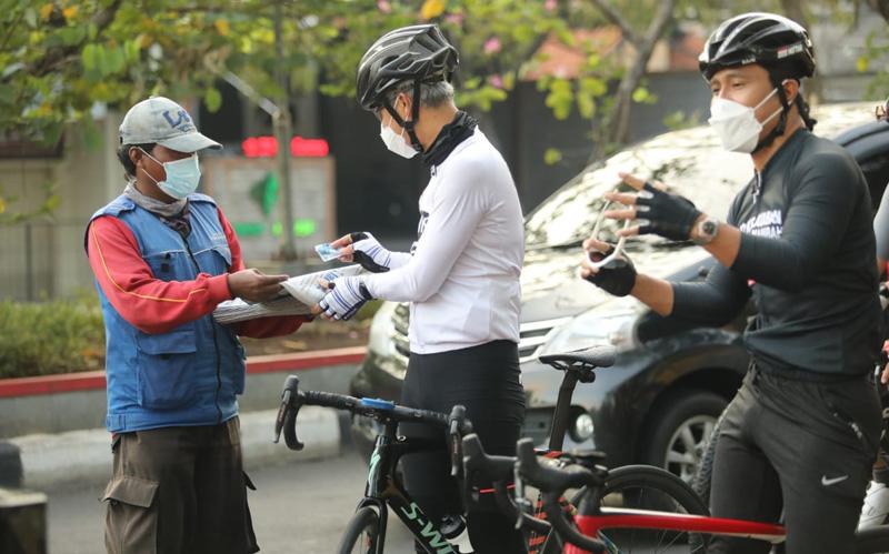 Ganjar dan Gus Miftah Gowes Blusukan Masuk Pasar dan Kampung Sosialisasi Prokes