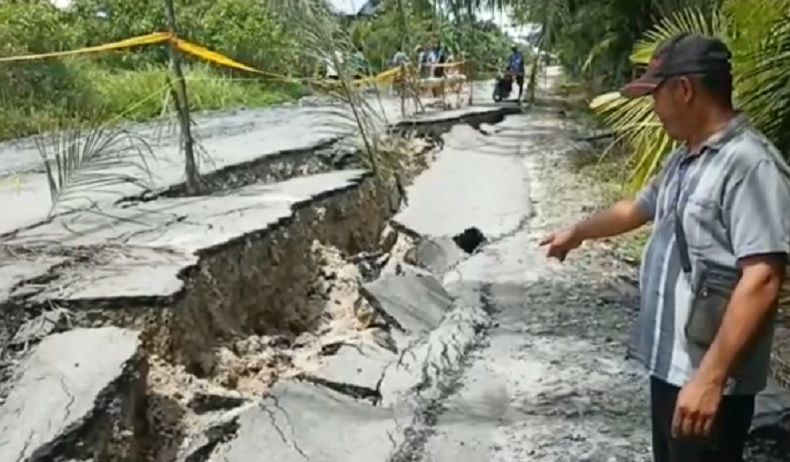 Baru Dibangun Setahun, Jalan di Sambas Terbelah Rusak Parah 