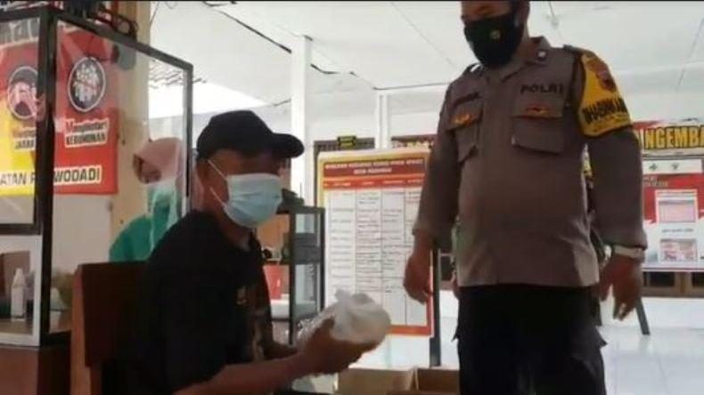title Pemdes di Grobogan Ini Sediakan Doorprize Sembako agar Lansia Ikut Vaksinasi Covid-19 Pemdes di Grobogan Ini Sediakan Doorprize Sembako agar Lansia Ikut Vaksinasi Covid-19