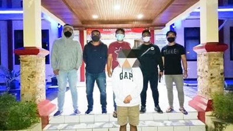 title Ribut dengan Pacar, Pemuda di Tomohon Tenteng Pedang Buat Onar dan Cegat Kendaraan Ribut dengan Pacar, Pemuda di Tomohon Tenteng Pedang Buat Onar dan Cegat Kendaraan