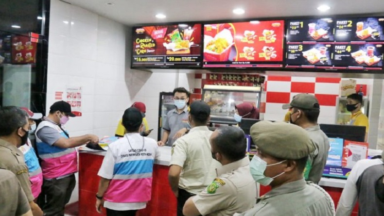 title Lewati Batas Operasional, Satpol PP Medan Bubarkan Pengunjung Restoran dan Kafe Lewati Batas Operasional, Satpol PP Medan Bubarkan Pengunjung Restoran dan Kafe