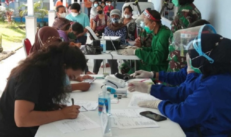 Vaksinasi di RS TNI AU Lanud Sjamsudin Noor Diikuti Ratusan Orang