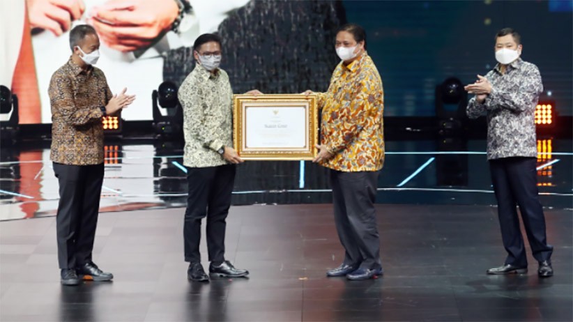 Sinetron Ikatan Cinta Terima Penghargaan dari Menko Perekonomian Airlangga Hartarto - Bagian 1